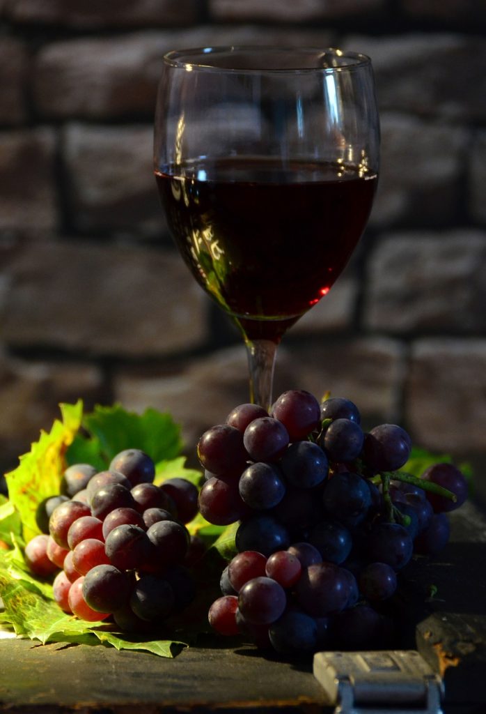 wine glass, grapes, wine-951223.jpg